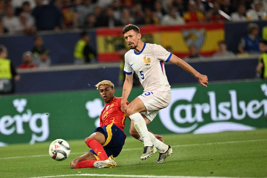 Clément Lenglet superado por Lamine Yamal en el 5º gol de España