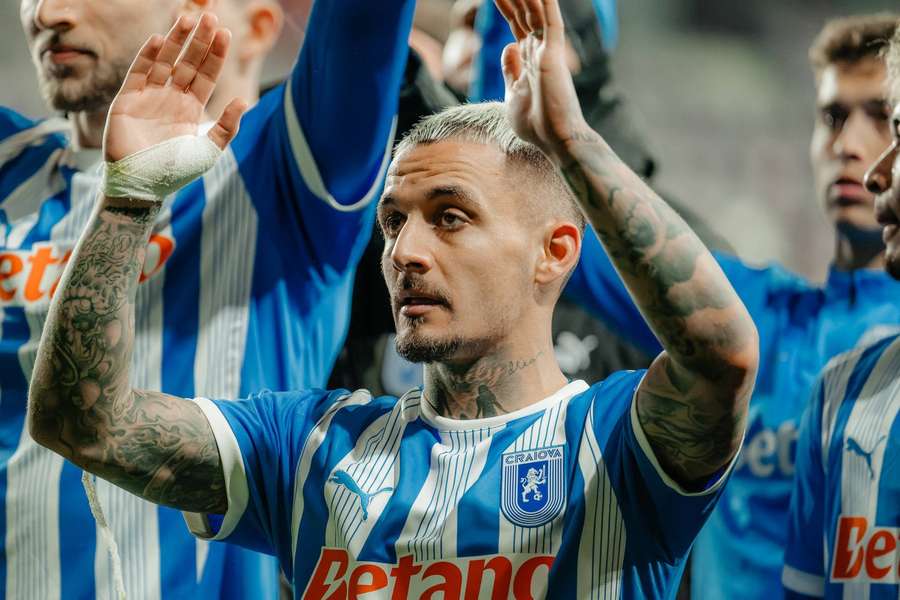 Jucătorii Craiovei sărbătorescu cu fanii 