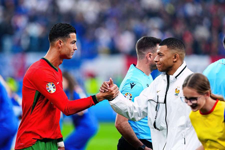Cristiano Ronaldo bei der Nationalmannschaft im Handschlag mit Mbappe.