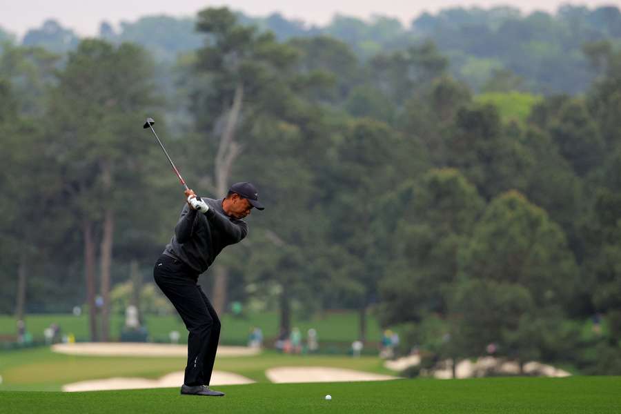 Tiger Woods dá uma tacada durante uma ronda de treino em Augusta