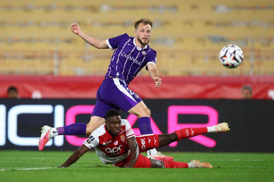 Casper Tengstedt, jugador del Toulouse, observa de pie el balón Casper Tengstedt, jugador del Toulouse, observa de pie el balón