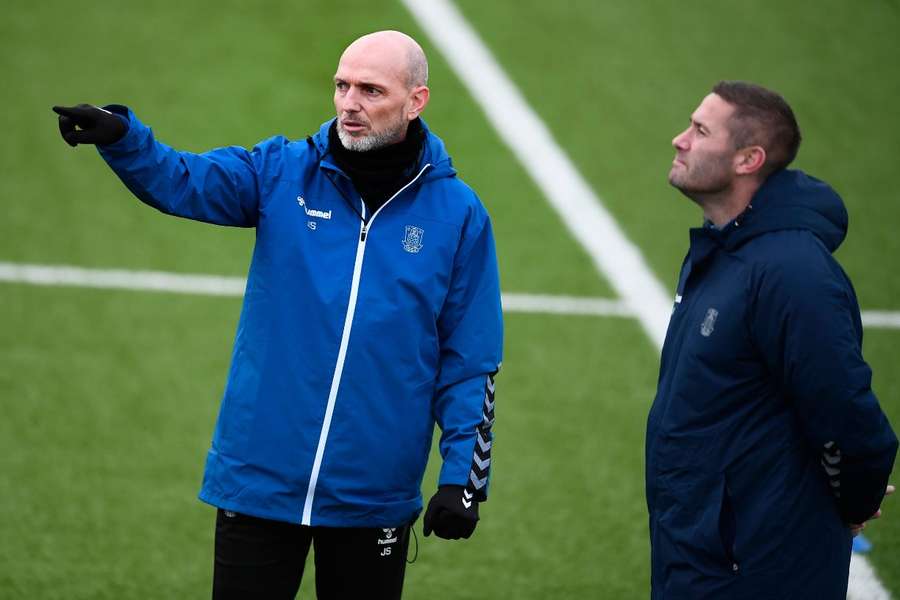 Brøndby-træner Jesper Sørensen og assistent Martin Retov på træningsbanen i Brøndby. Brøndby-træner Jesper Sørensen og assistent Martin Retov på træningsbanen i Brøndby.