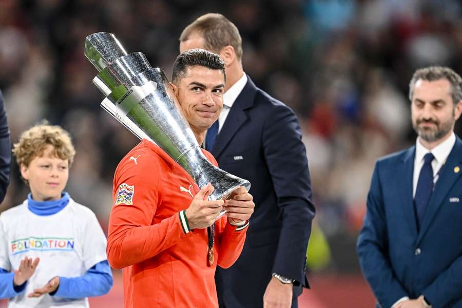 Cristiano Ronaldo weiß nach all den Jahren gut, wie man Trophäen trägt.