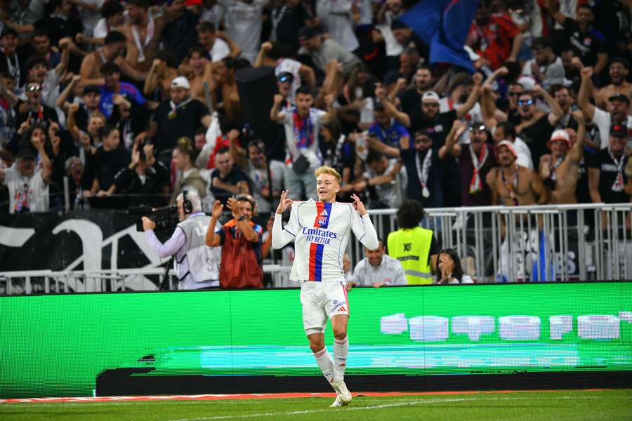 Adam Karabec pečetil svým prvním gólem v Ligue 1 výhru Lyonu nad Métami 3:0.
