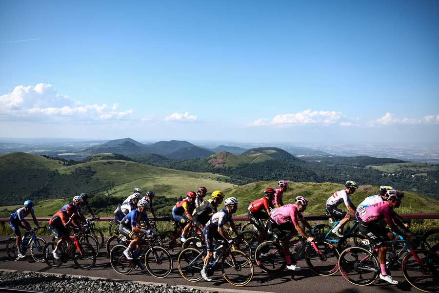 Pelotón pokračuje v objavovaní Puy-de-Dôme.