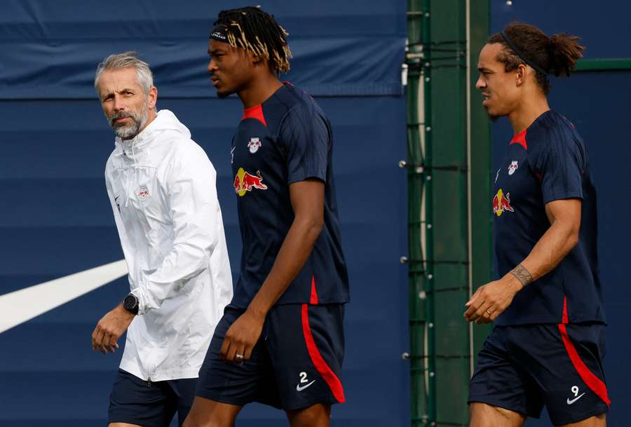 Leipzig's German head coach Marco Rose (L), Leipzig's French defender #02 Mohamed Simakan and Leipzig's Danish forward #09 Yussuf Poulsen