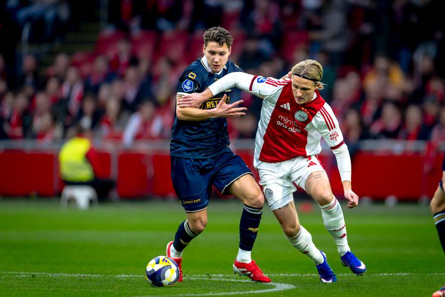 Le milieu de Go Ahead Eagles Evert Linthorst à la lutte avec l’attaquant de l’Ajax Kasper Dolberg lors d’un match d’Eredivisie à la Johan Cruijff ArenA, le 17 janvier 2026.