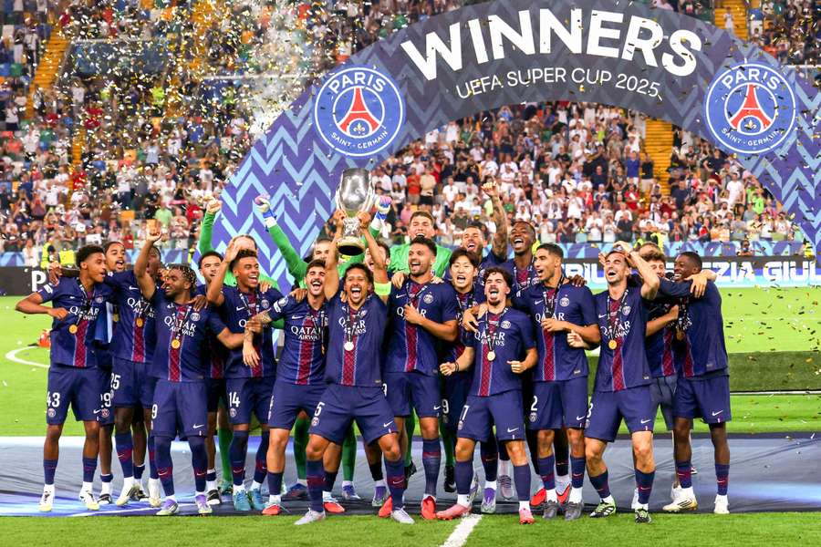 Marquinhos levanta a Supertaça de 2025 pelo PSG Marquinhos levanta a Supertaça de 2025 pelo PSG
