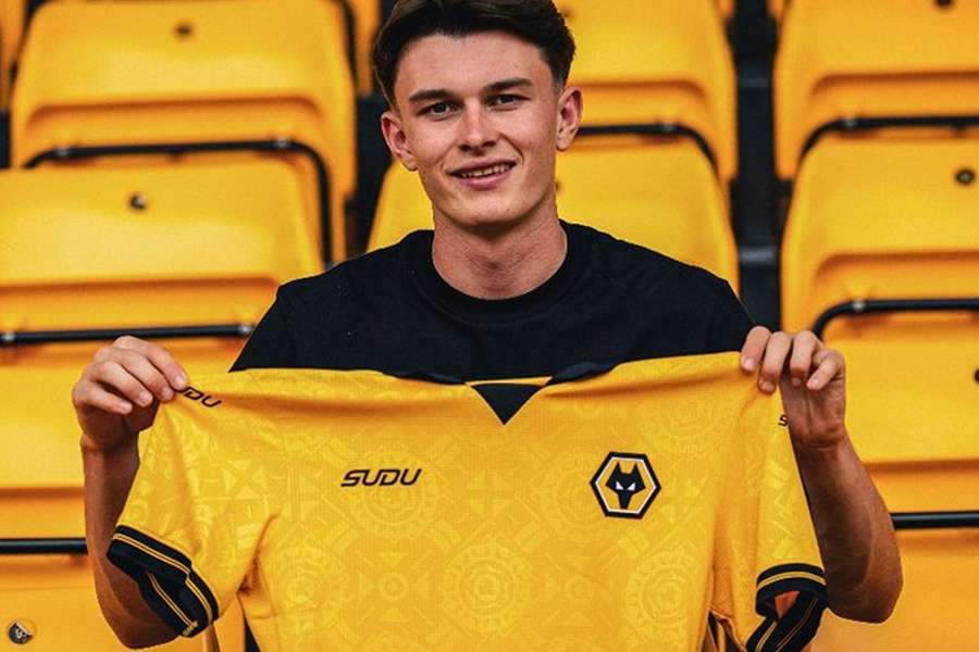 Ballard-Matthews pens Wolves pro contract