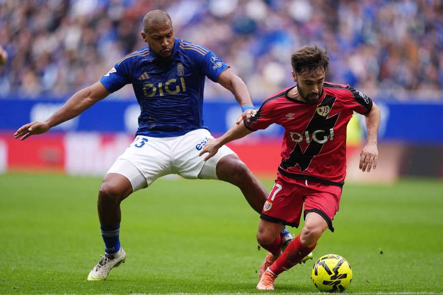 Rondon v souboji s Unaiem Lópezem z Vallecana.