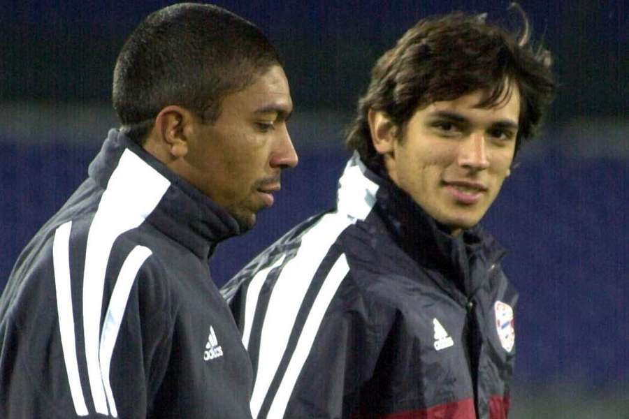 Roque Santa Cruz met Giovanni Elber voorafgaand aan de wedstrijd tussen Feyenoord en Bayern, september 2001