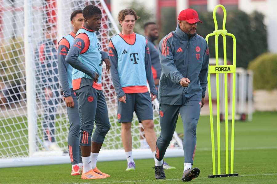 Jogadores do Bayern treinam antes do duelo com o Dortmund