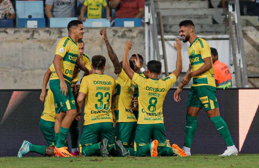 Jogadores do Cuiabá comemoram gol da equipe no início do jogo