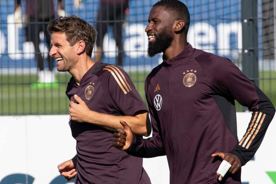 Müller y Rüdiger, sonrientes durante un entrenamiento de Alemania, que juega este viernes contra Hungría