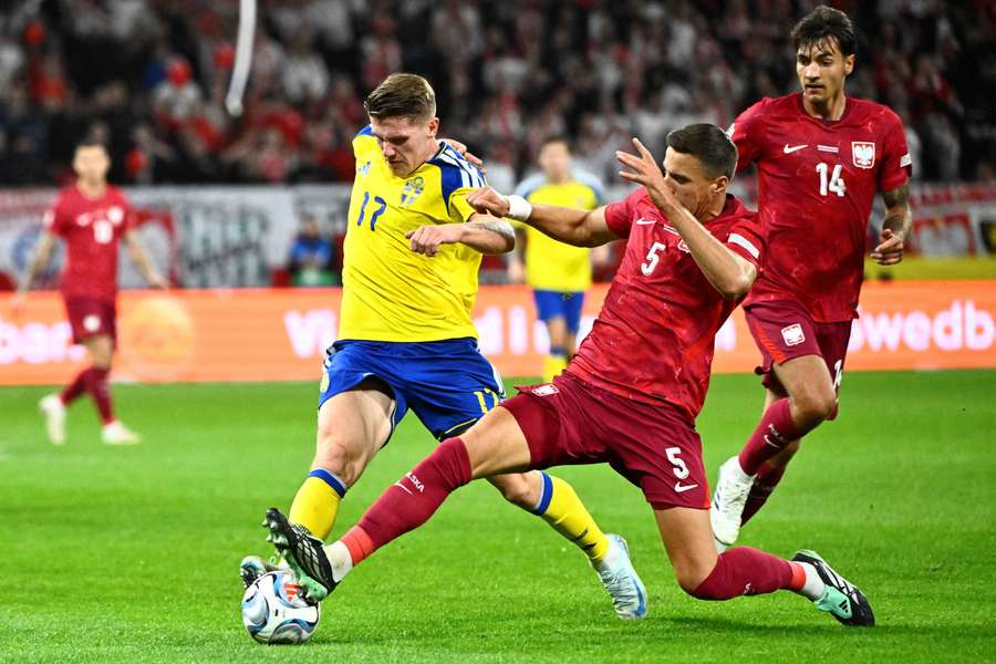 Viktor Gyokeres w pojedynku z Janem Bednarkiem.
