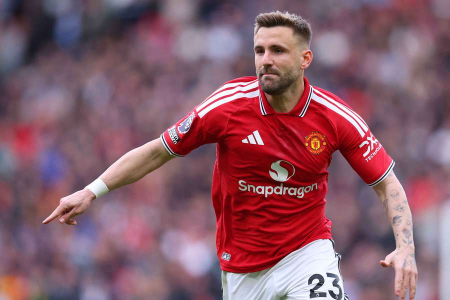 Luke Shaw em ação contra o Fulham