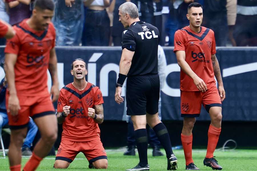Sérgio Oliveira celebra o golo