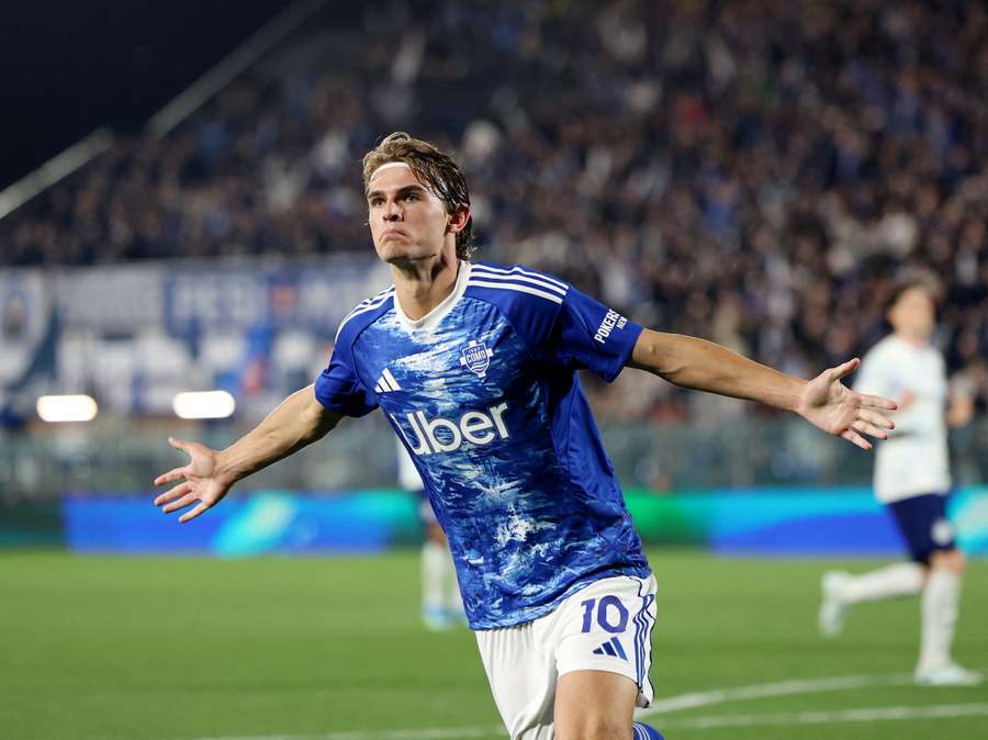Como's Nico Paz celebrates his goal
