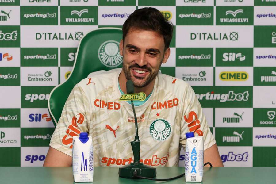 Bruno Bertinato em apresentação oficial no Palmeiras Bruno Bertinato em apresentação oficial no Palmeiras