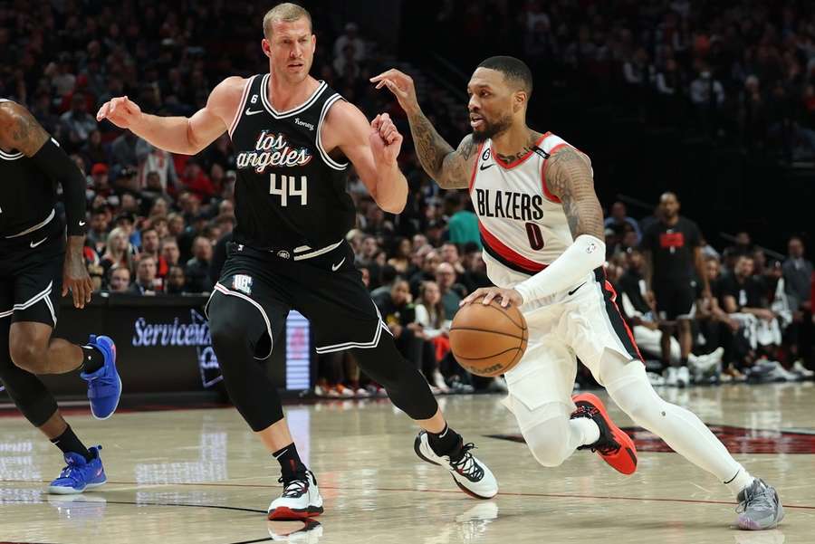 Damian Lillard gaat voorbij center Mason Plumlee van de LA Clippers