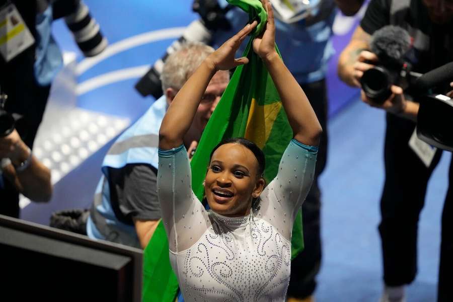 Brasileira Rebeca Andrade é campeã mundial de ginástica artística na individual geral