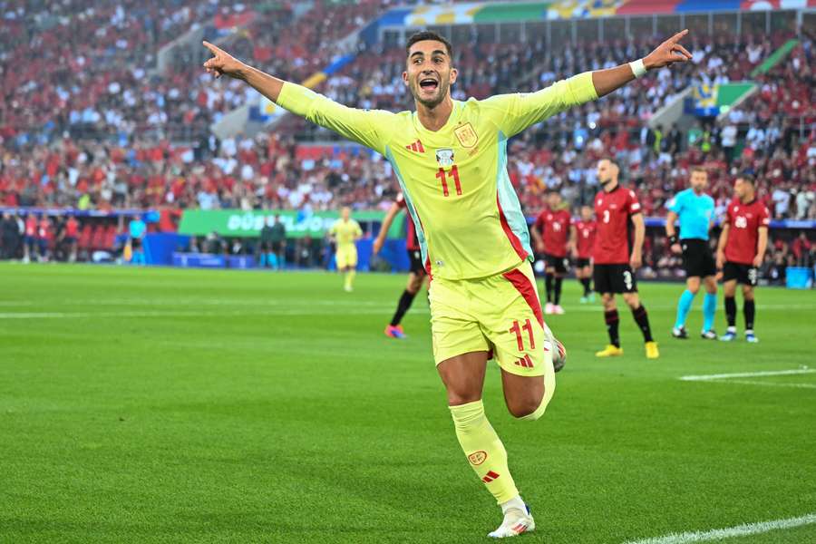 L'attaccante della Spagna Ferran Torres festeggia il primo gol della sua squadra