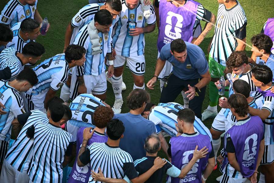 Scaloni da indicaciones a sus jugadores durante la pausa de hidratación en la final del Mundial Scaloni da indicaciones a sus jugadores durante la pausa de hidratación en la final del Mundial