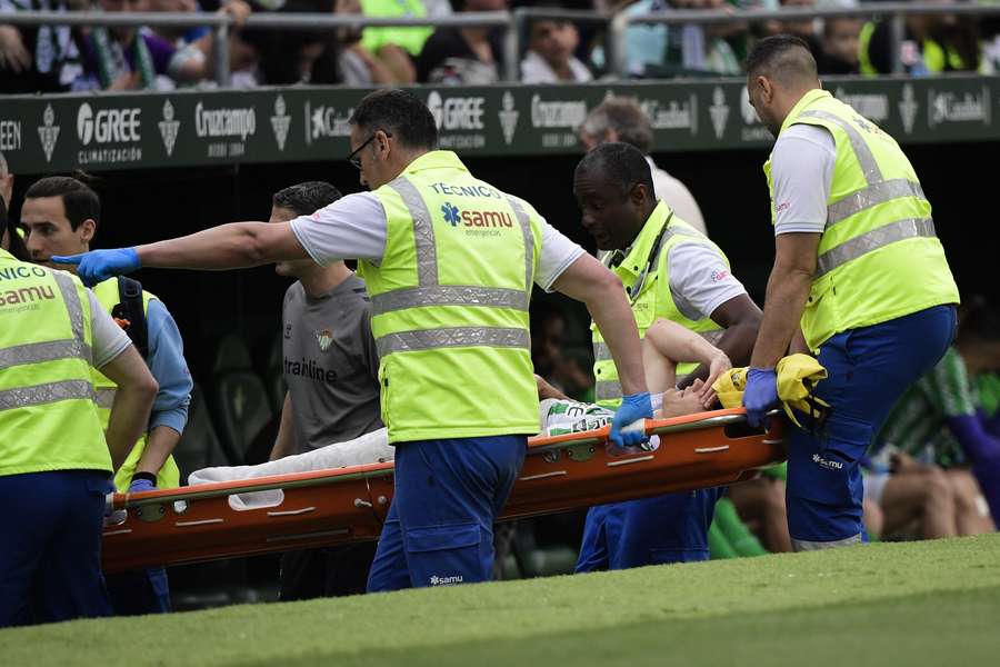 Diego Llorente abandona en camilla el Villamarín