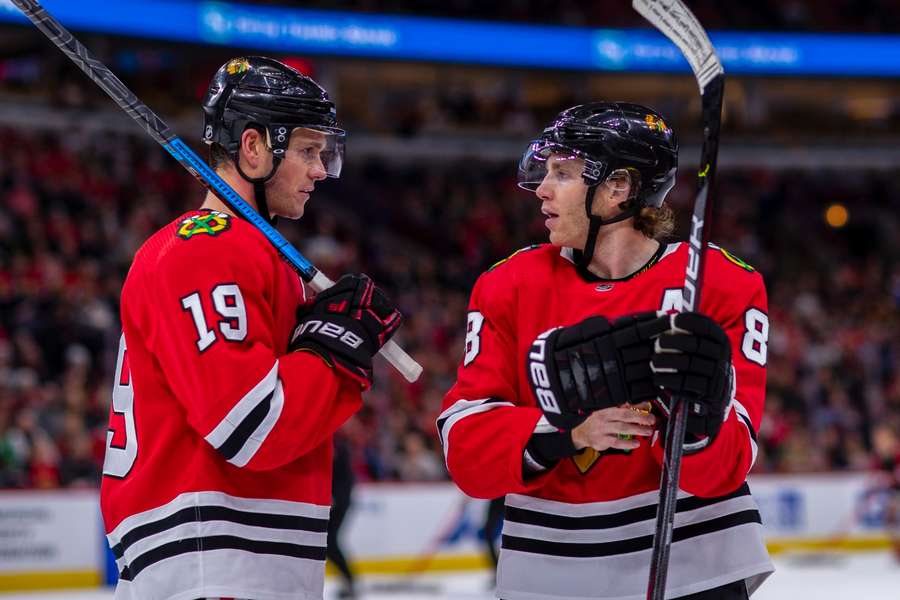 Toews a Kane sa v novej sezóne postavia proti sebe ako protihráči.