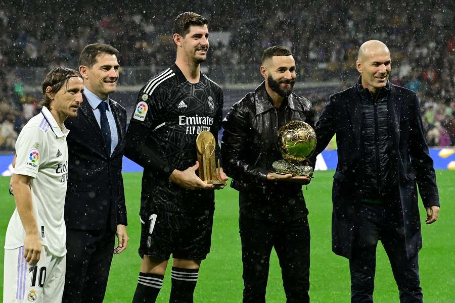Benzema y Courtois ofrecieron su Balón de Oro y Trofeo Yashin a la afición en el Bernabéu