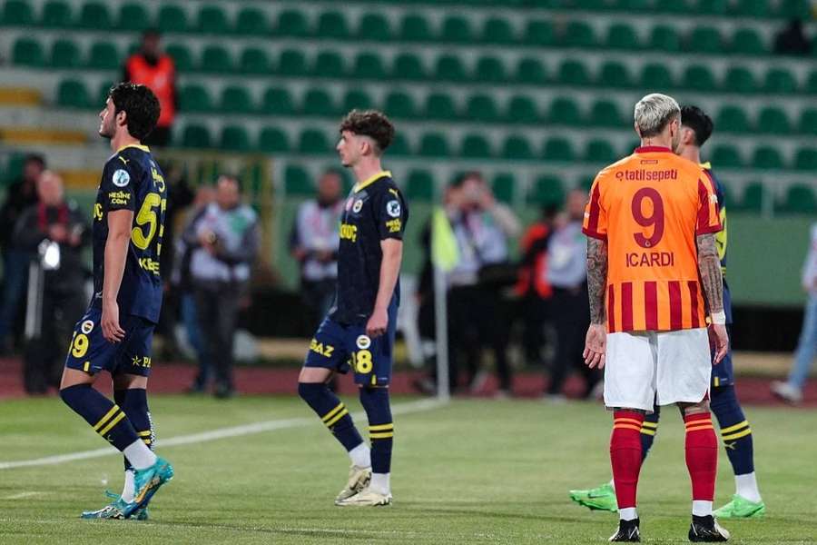 Les joueurs U19 du Fenerbahçe quittant la pelouse lors de la Supercoupe.