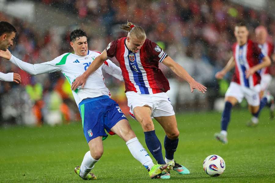 Bastoni contro Haaland durante Norvegia-Italia Bastoni contro Haaland durante Norvegia-Italia