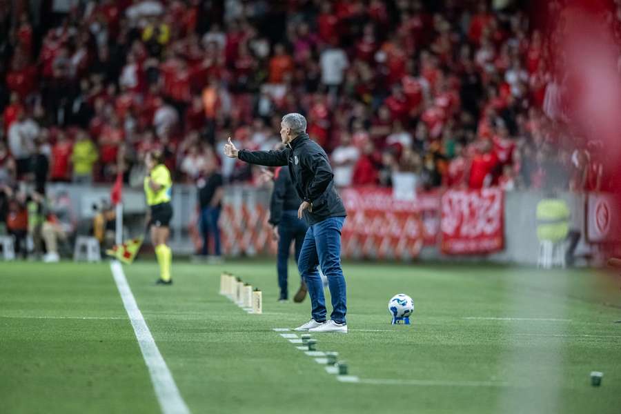 Vojvoda comandando o Santos no empate em Porto Alegre Vojvoda comandando o Santos no empate em Porto Alegre