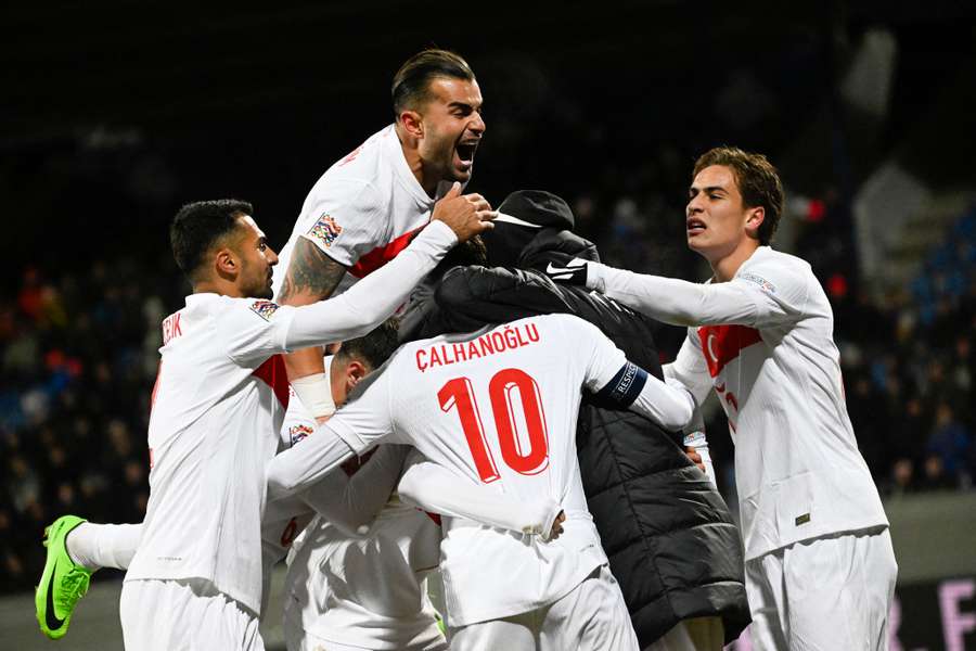 Vreugde bij Turkije na de 3-2 vlak voor tijd