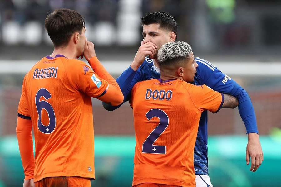 Morata, ante Dodó y Ranieri, tras ser expulsado contra la Fiorentina