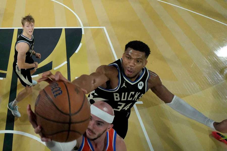 Antetokounmpo bloqueia uma tentativa de Alex Caruso