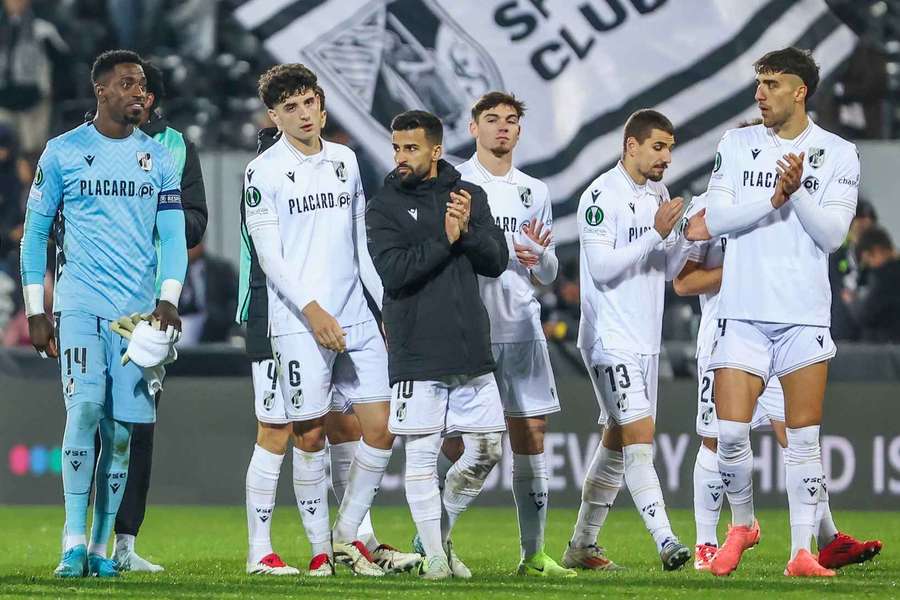 Os jogadores do Vitória SC após o empate com a Fiorentina