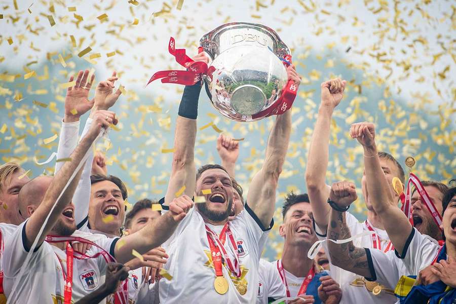 Henrik Dalsgaard and the players of AGF raise the trophy as winners of the 2025-2026 3F Superliga season Henrik Dalsgaard and the players of AGF raise the trophy as winners of the 2025-2026 3F Superliga season