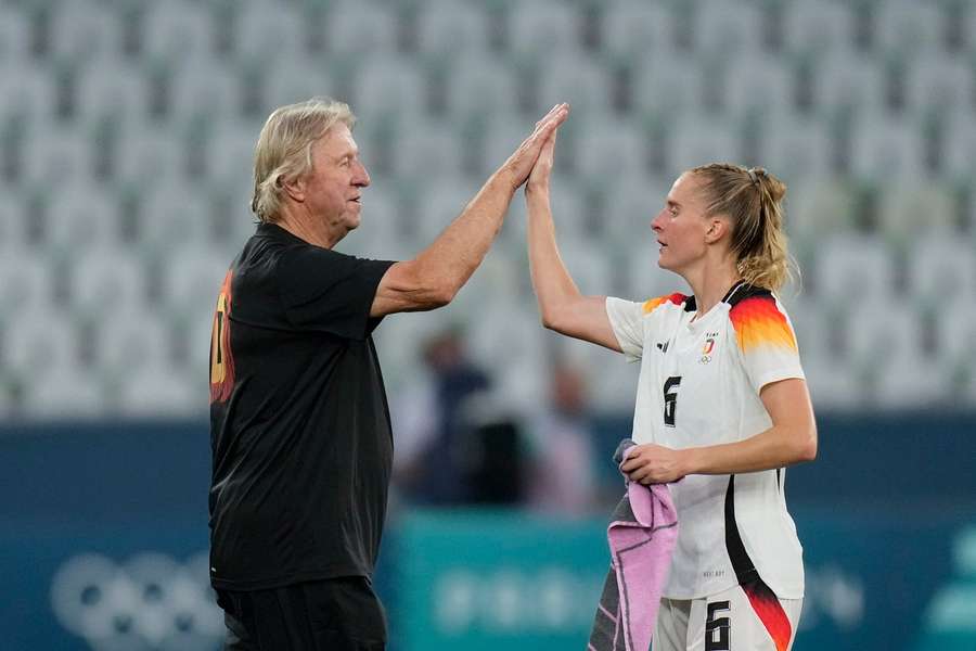 Bundestrainer Horst Hrubesch beim Abklatschen mit Janina Minge.