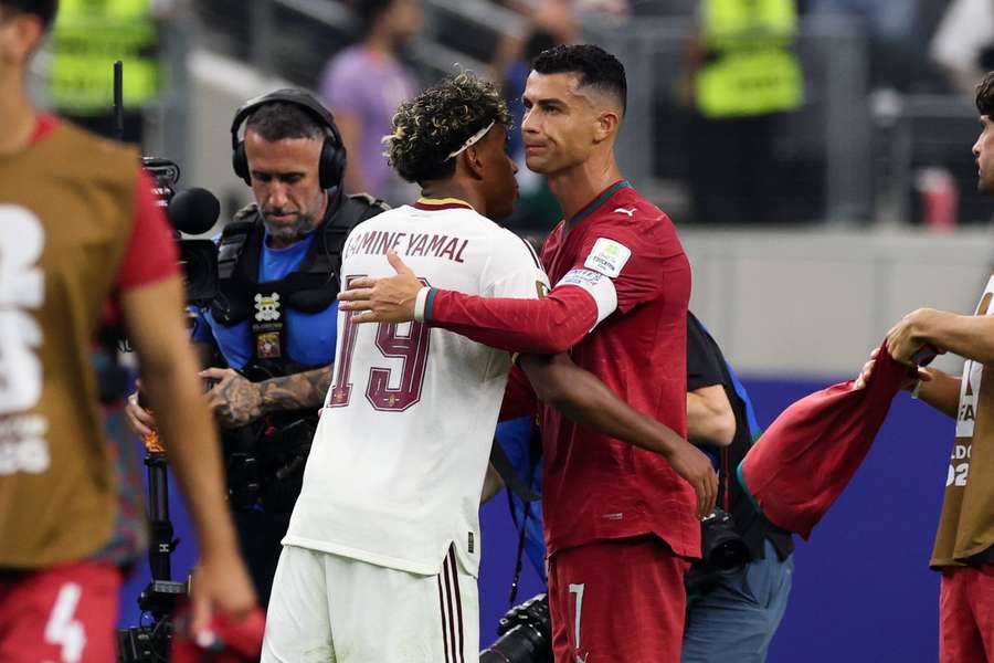 Gest superb făcut de puștiul Yamal în fața unui Ronaldo prăbușit în lacrimi după eliminarea Portugaliei Gest superb făcut de puștiul Yamal în fața unui Ronaldo prăbușit în lacrimi după eliminarea Portugaliei
