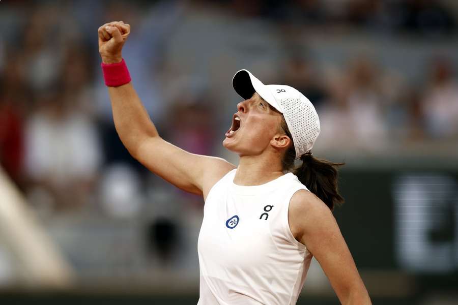 Swiatek continues her attempt at defending her French Open title