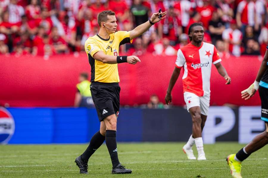 Sudí Jan Všetečka ve šlágru mezi Slavií a Plzní chyboval, mistrovi upřel penaltu.