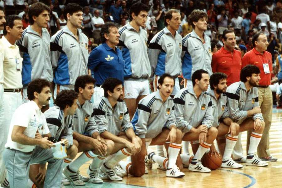 La selección española en los Juegos Olímpicos de Los Ángeles 1984. Andrés Jiménez, el primero de los jugadores arriba a la izquierda junto a Fernando Martín
