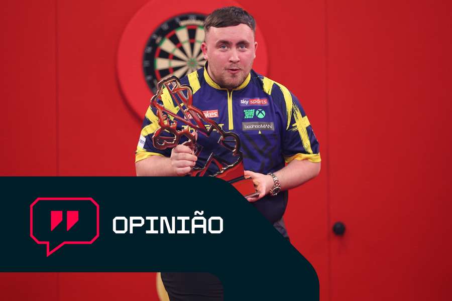 Luke Littler com o troféu do UK Open Luke Littler com o troféu do UK Open