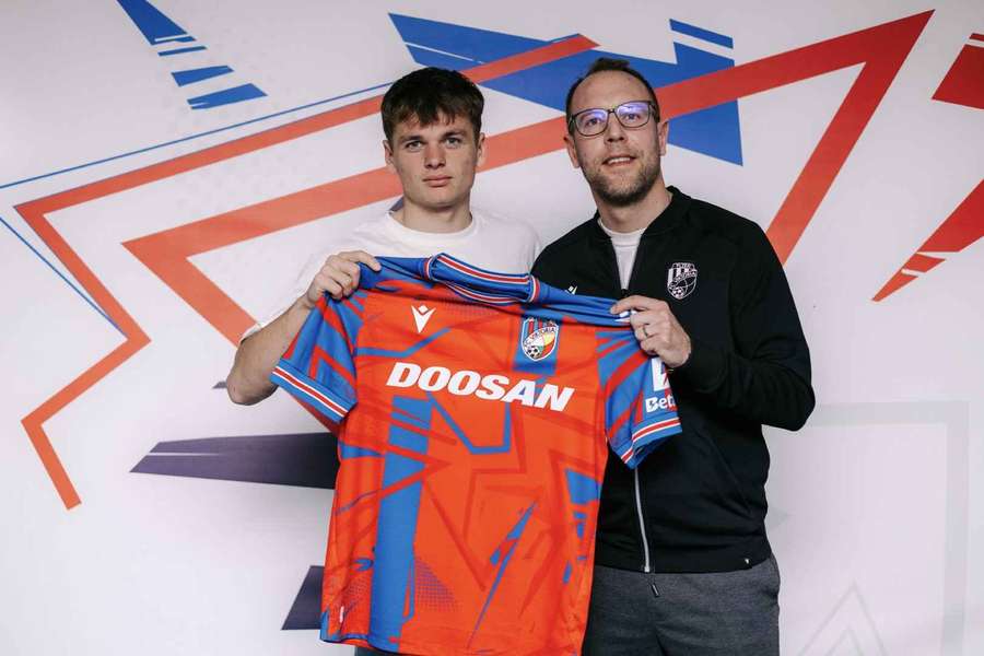 Višinský po boku sportovního ředitele Daniela Koláře.