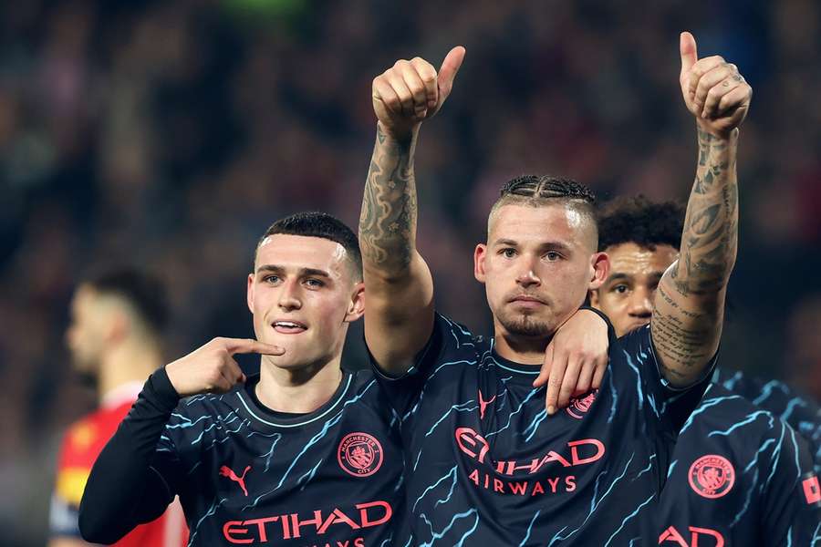 Kalvin Phillips viert de 1-3 met teamgenoot Phil Foden (L)