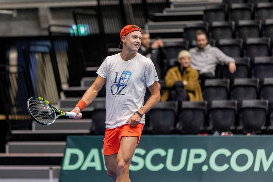 Holger Rune gør sig klar inden Davis Cup mod Indien lørdag i Hillerød.