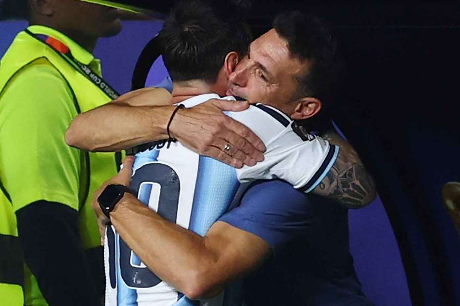 Lionel Scaloni se îmbrățișează cu Leo Messi, după hattrick-ul reușit de decarul Argentinei în fața Algeriei Lionel Scaloni se îmbrățișează cu Leo Messi, după hattrick-ul reușit de decarul Argentinei în fața Algeriei