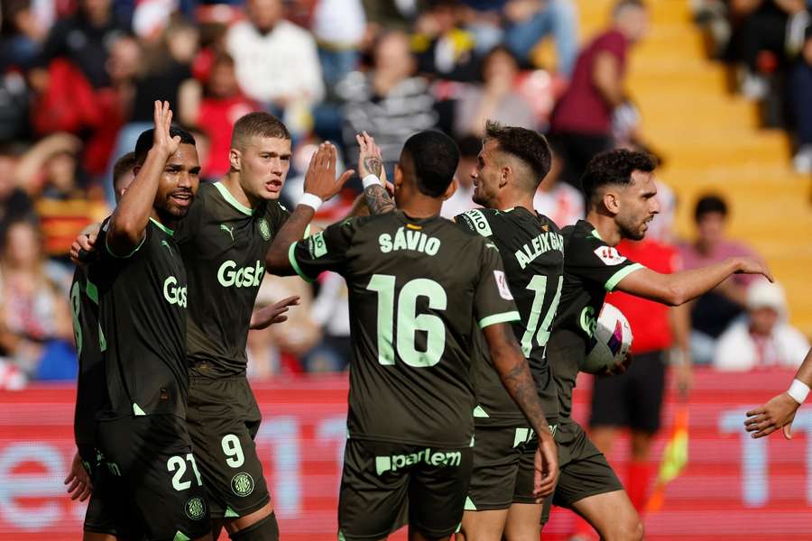 Los jugadores del Girona celebran un gol del Vallecas 