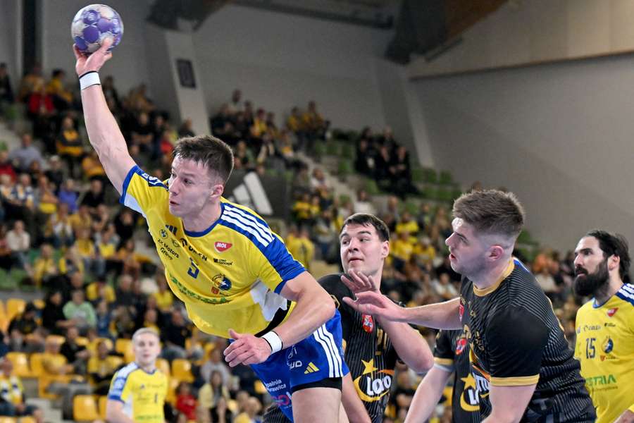 Piłkarz ręczny Michał Olejniczak przygotowuje karpia na wieczerzę wigilijną Piłkarz ręczny Michał Olejniczak przygotowuje karpia na wieczerzę wigilijną